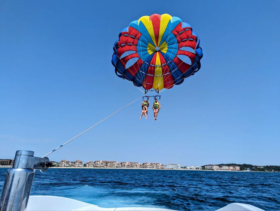 Parasailing über dem Meer vor Obzor