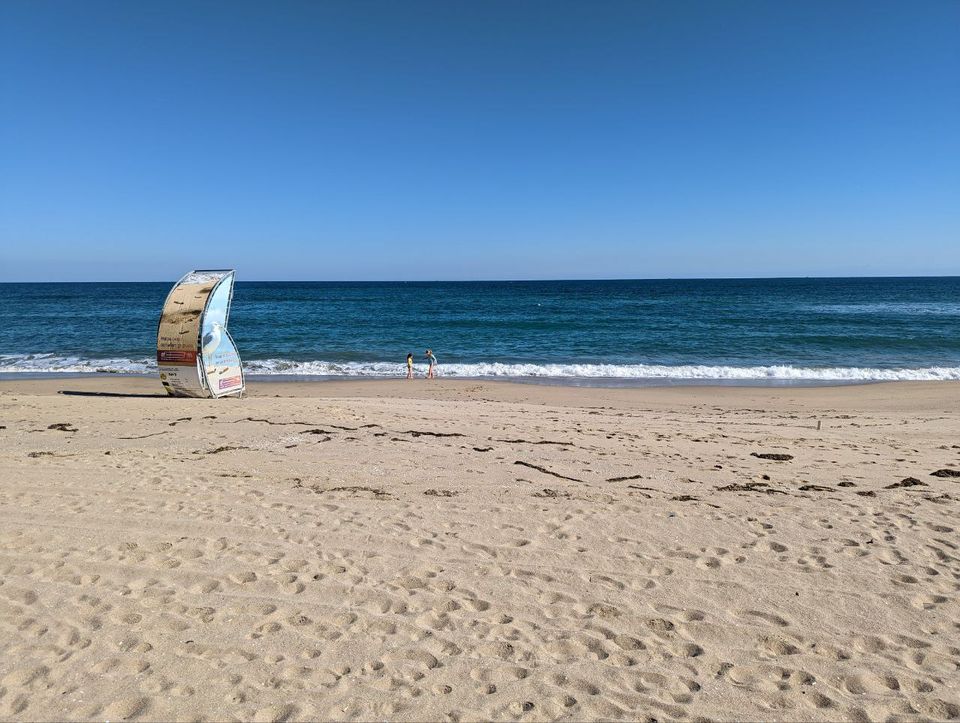 Feiner Sandstrand mit Sonnenschirmen vor dem Obzor Beach Resort