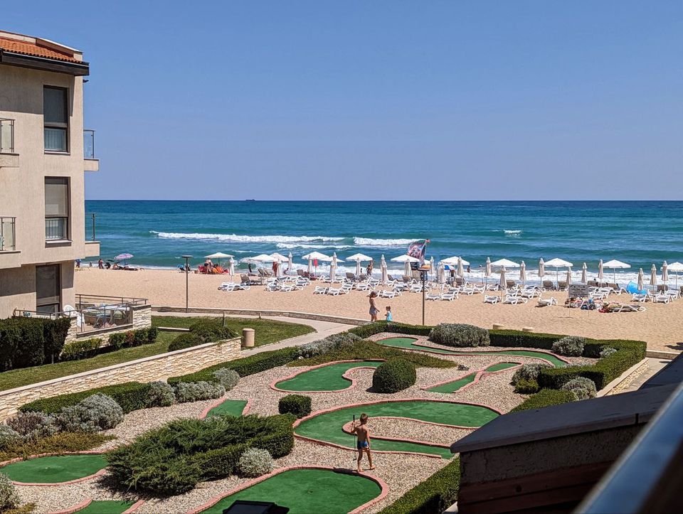 Balkonblick der Wohnung A über den Minigolfplatz auf Strand und Meer