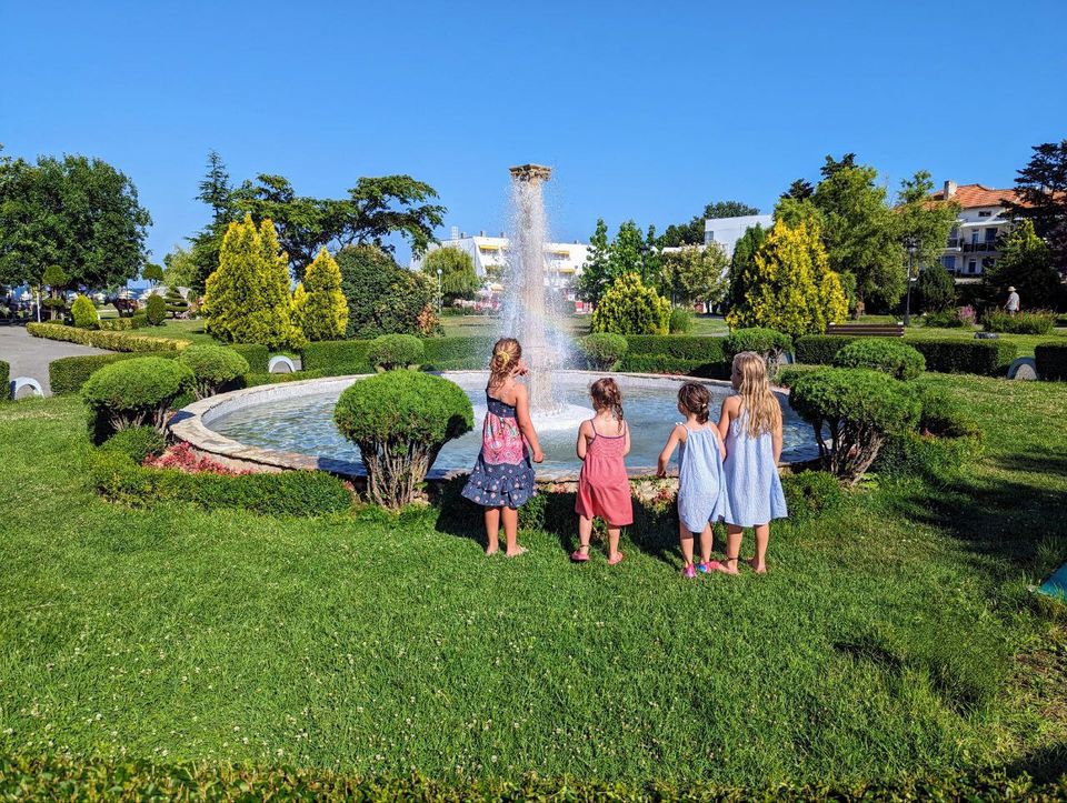Beleuchteter Springbrunnen am Abend in Obzor