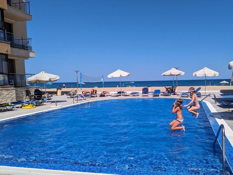 Kind springt in den Pool des Obzor Beach Resorts