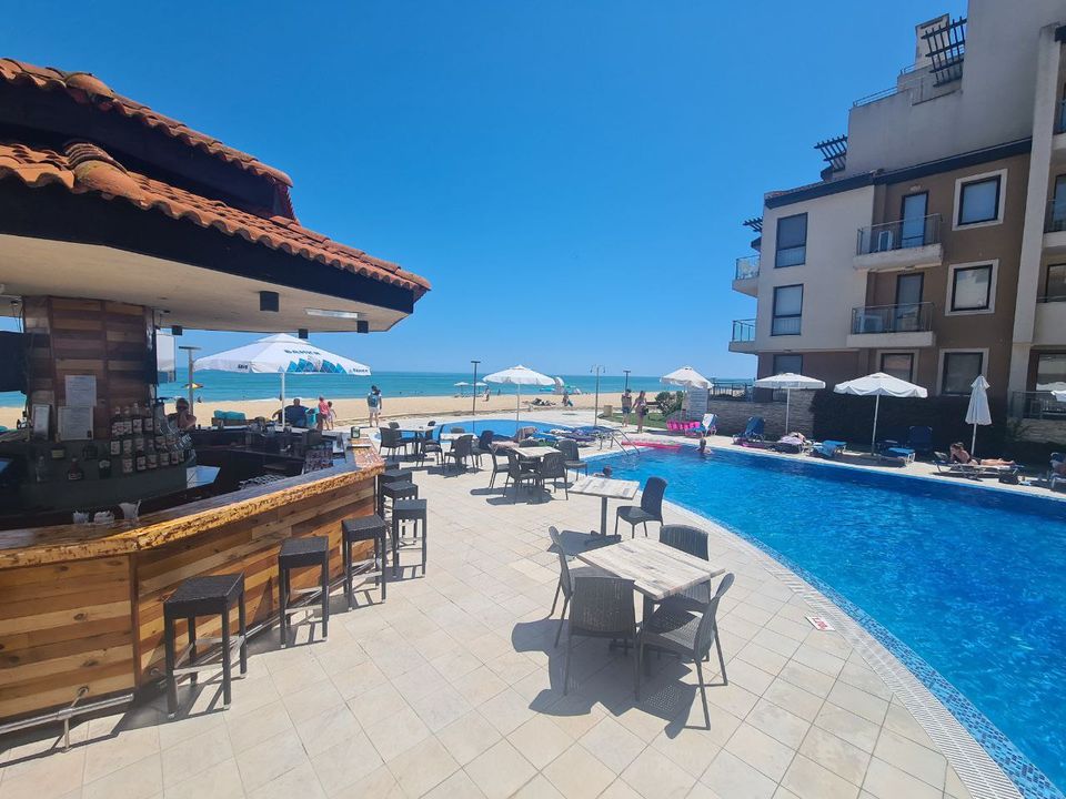 Großer Pool mit Liegen im Obzor Beach Resort