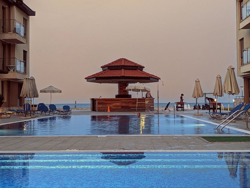 Poollandschaft mit Palmen im Obzor Beach Resort