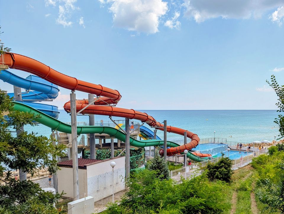 Bunte Wasserrutschen des Aquaparks von Obzor direkt am Strand