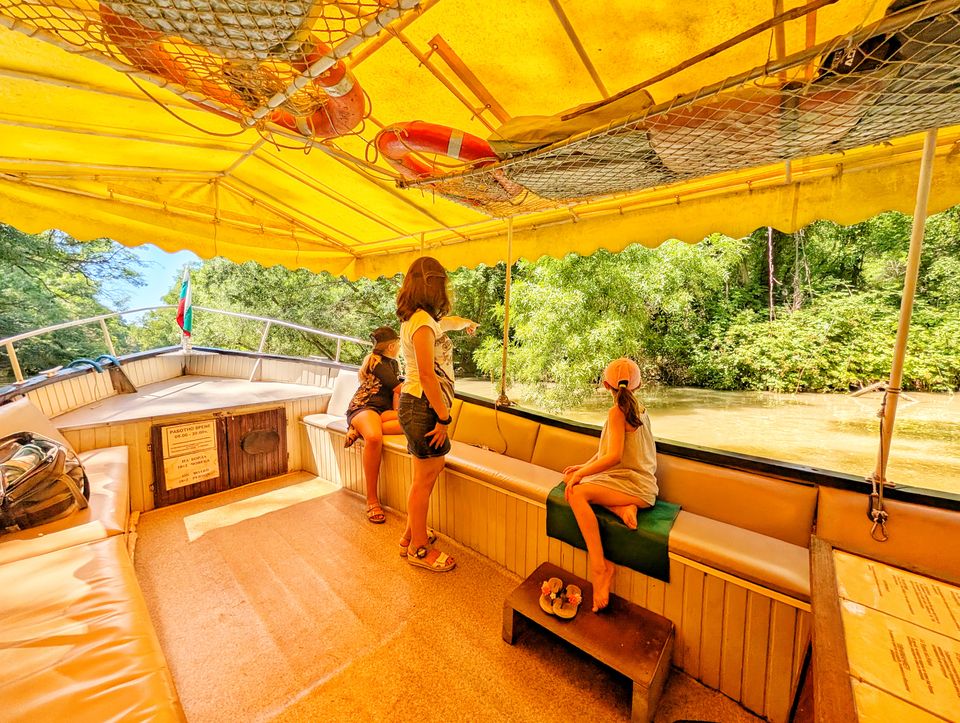Ausflugsboot auf dem Fluss Kamtschija bei Obzor