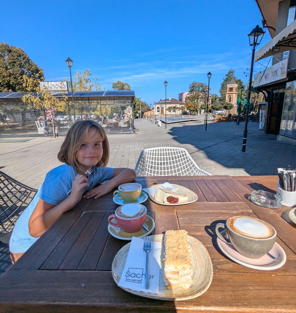 Kaffee und Kuchen in einem Café am zentralen Platz von Obzor