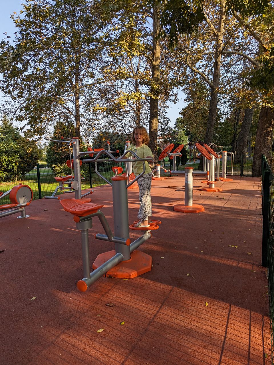 Kind an einem Outdoor-Fitnessgerät im Stadtpark von Obzor