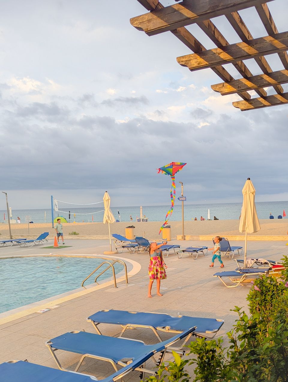 Kind lässt am Pool des Obzor Beach Resorts einen Drachen steigen