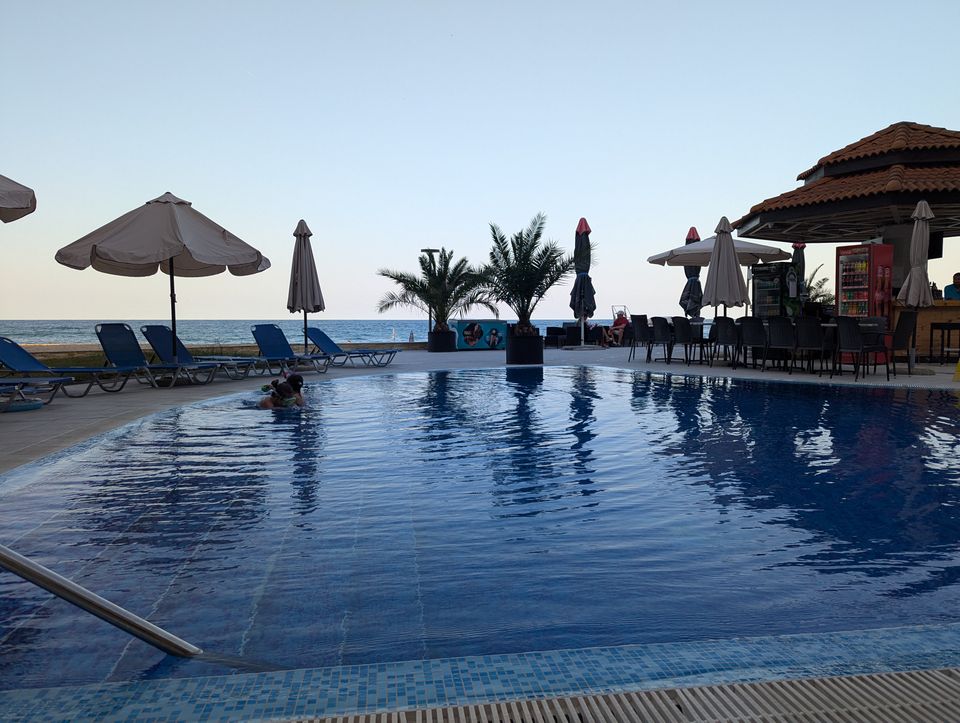 Beleuchteter Pool mit Bar direkt am Meer im Obzor Beach Resort