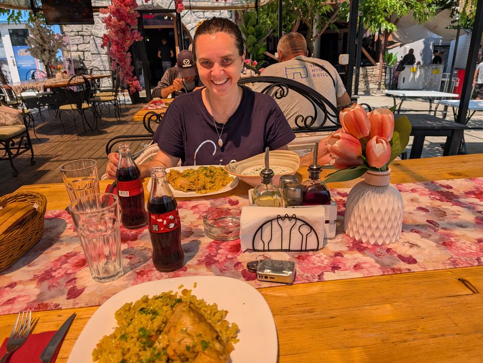 Gedeckter Tisch mit Mittagsgericht in einem gemütlichen Restaurant in Obzor