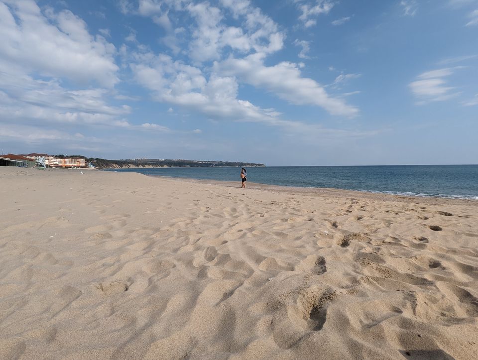 Weiter, feiner Sandstrand bei Obzor mit Blick auf die Küste