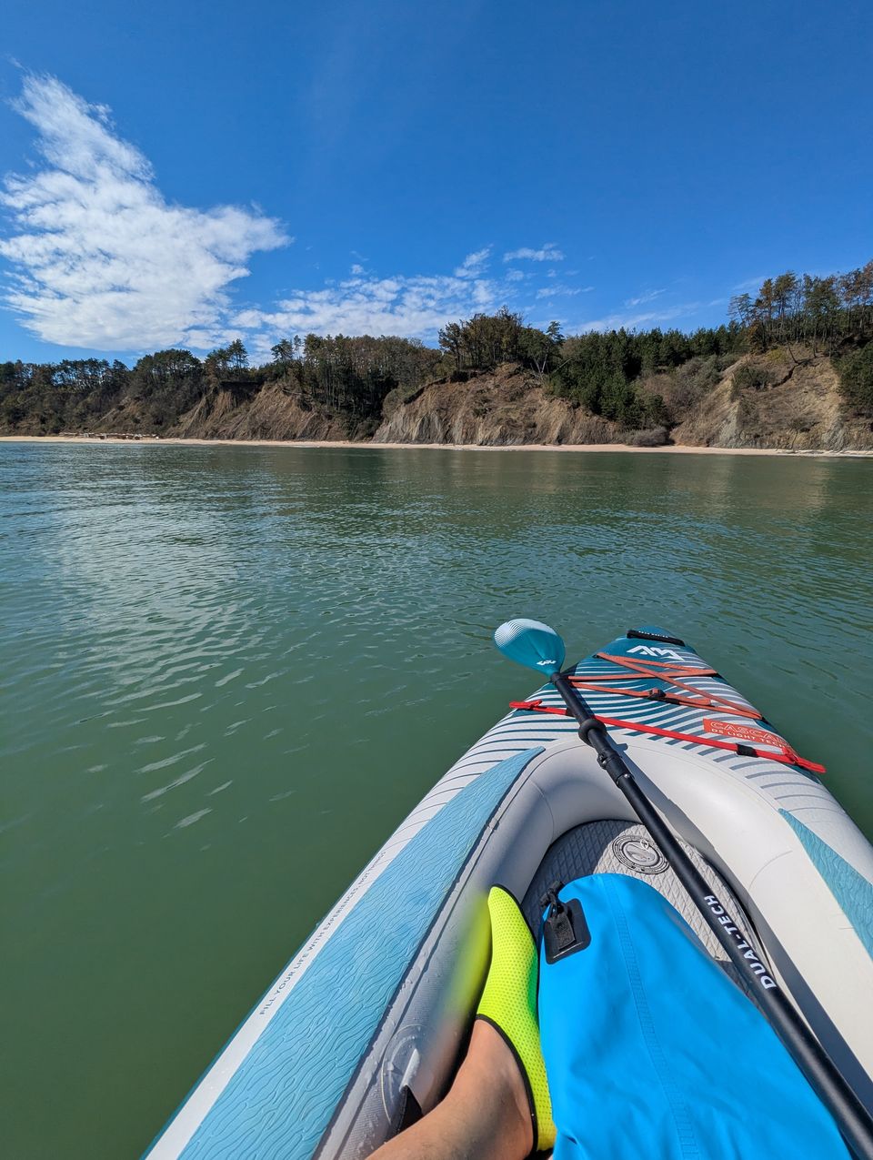 Blick vom Stand-up-Paddle-Board auf die bewaldeten Klippen bei Obzor